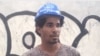 El artista Luis Manuel Otero Alcántara, durante el "performance" que alerta sobre los derrumbes en La Habana.