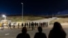 Migrantes interceptados en el cruce fronterizo entre Tijuana, México, y San Diego, California, en EEUU. (AP/Ryan Sun, Archivo)