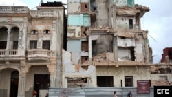 Fotografía de un edificio en ruinas este viernes, 14 de noviembre de 2014, en el malecón de La Habana (Cuba).