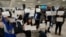 Activistas sostienen carteles con los nombres de algunos de los más de 200 presos políticos liberados de Nicaragua, mientras esperaban su llegada al Aeropuerto Internacional Dulles en Virginia, en las afueras de Washington, EEUU, el 9 de febrero de 2023. (Reuters/Kevin Lamarque).